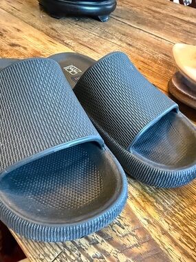 No Boundaries Black Wide Width Slip-On Sandals